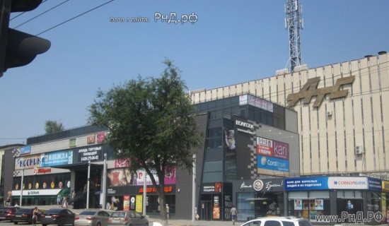 Торговый центр Волкова на СЖМ, на заднем плане здание АТС Ворошиловского района